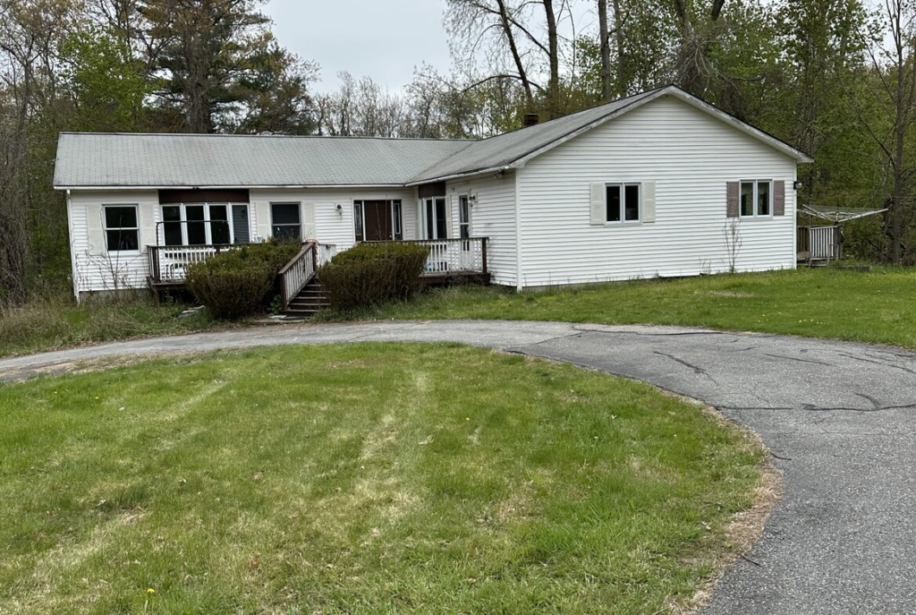 Long single story ranch house in southeastern Massachusetts